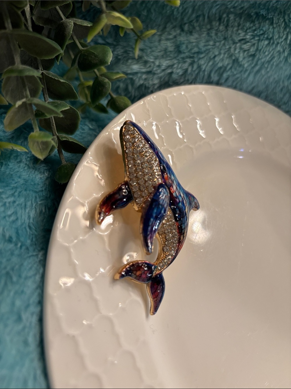 Beach Ocean Sea Life Crystal Encrusted Whale Brooch Pin NWT 2.75x1.75โ - Picture 4 of 15